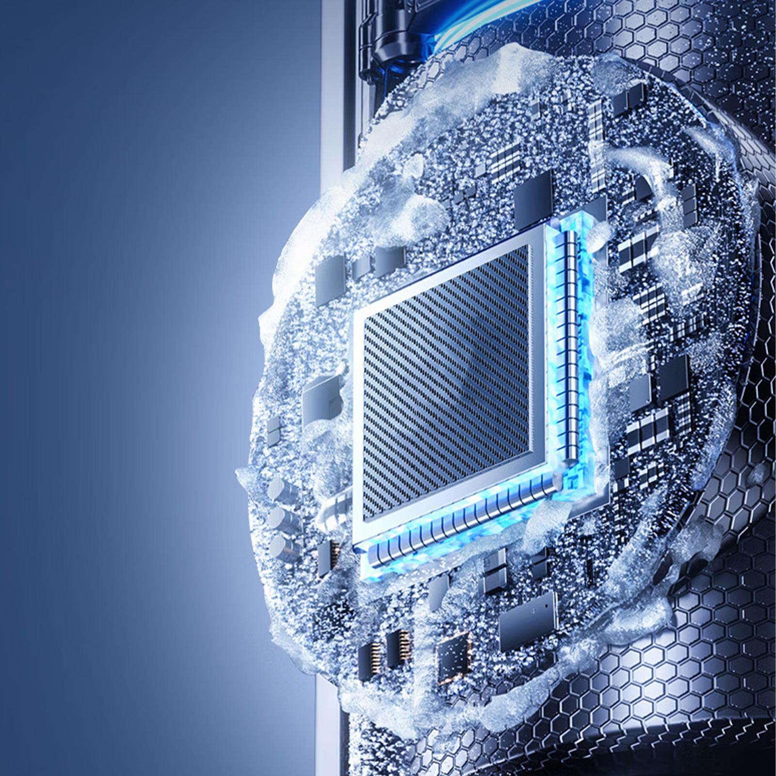Nahaufnahme eines mit Eis bedeckten Computerchips. Der Chip ist blau und hat komplizierte Details.
