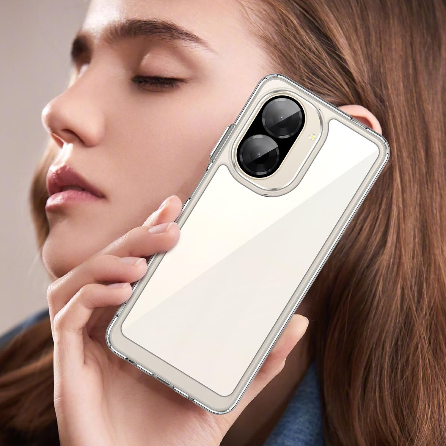 Eine Frau hält ein Telefon in einer durchsichtigen Hülle. Die transparente Hülle hat einen silbernen Rahmen. Das Telefon hat zwei Kameras.