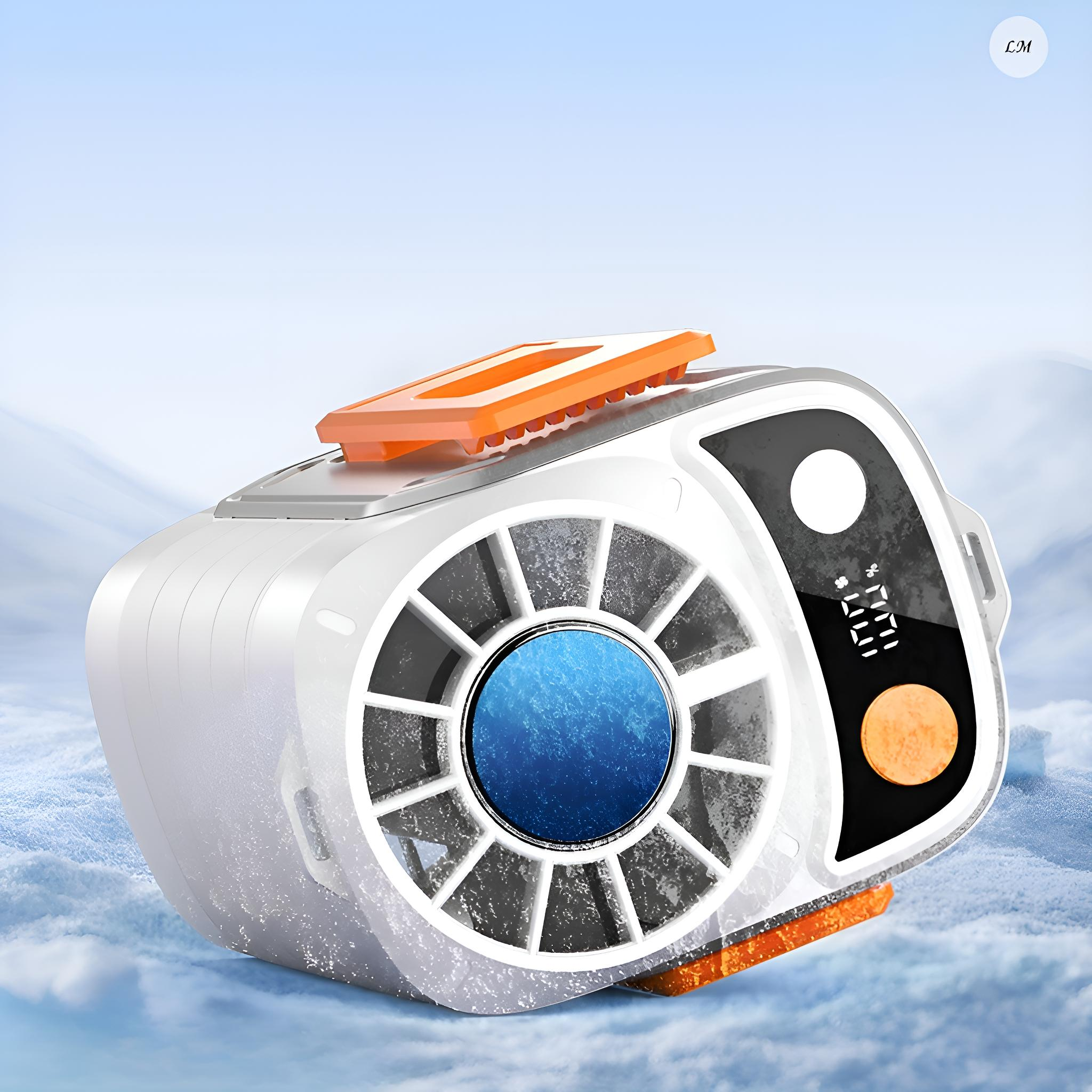 Weiß-schwarzer tragbarer Luftkühler. Orangefarbene Akzente. Steht auf einer verschneiten Oberfläche. Blauer Himmel im Hintergrund.