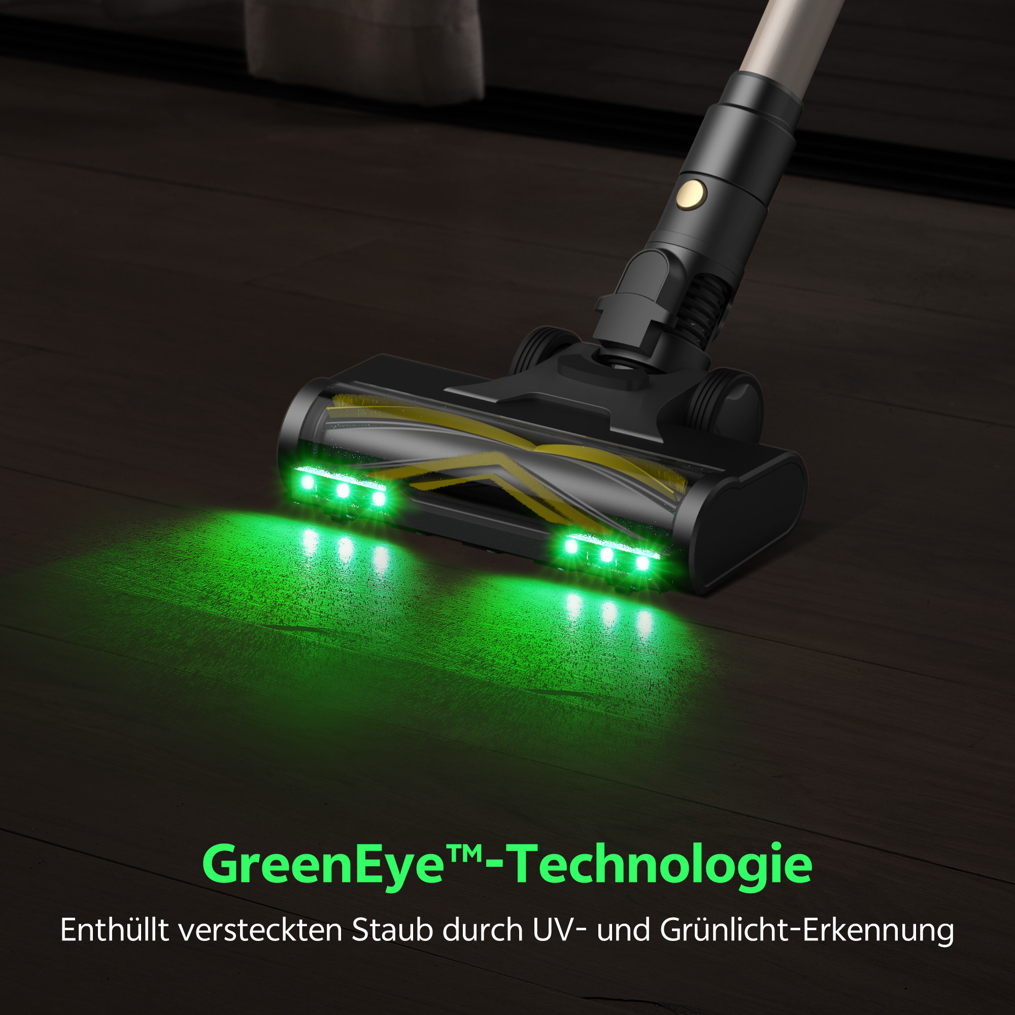 Schwarzer Staubsaugerkopf mit grünen Lichtern auf dunklem Holzboden.