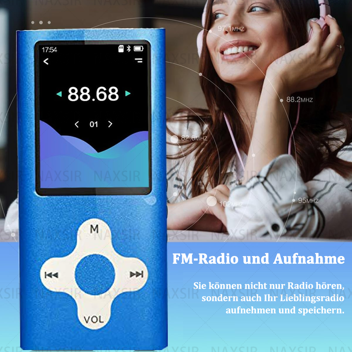 Lettore MP3 blu con schermo che mostra le info radio, una donna con cuffie sullo sfondo.