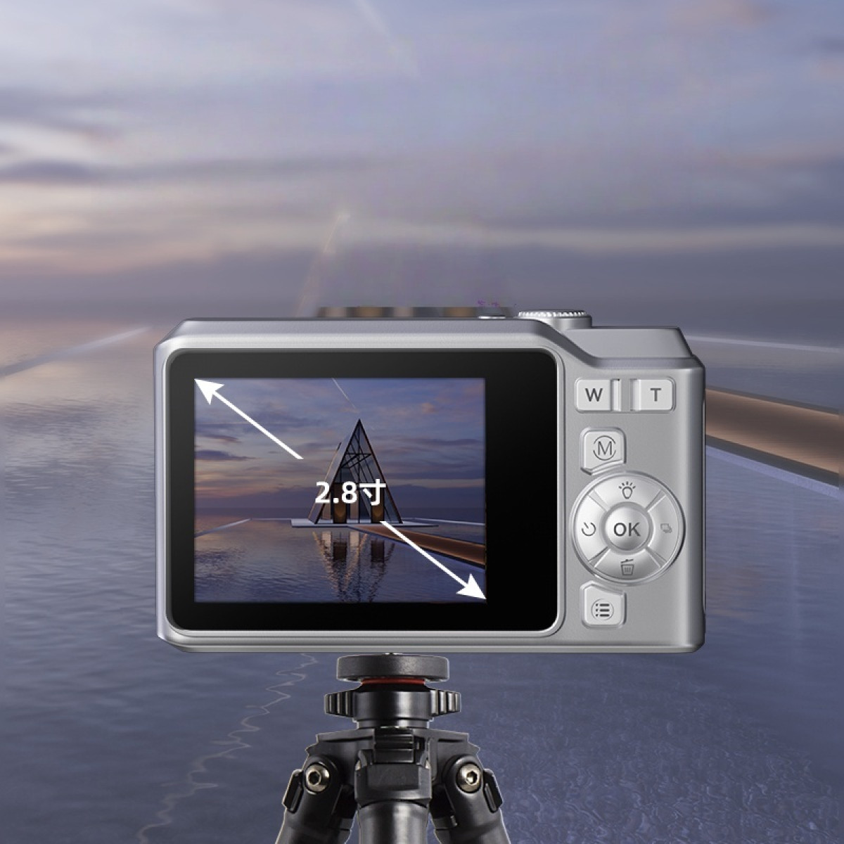 Zilveren camera met een foto op het 2,8-inch scherm. Het scherm toont een gebouw bij het water.