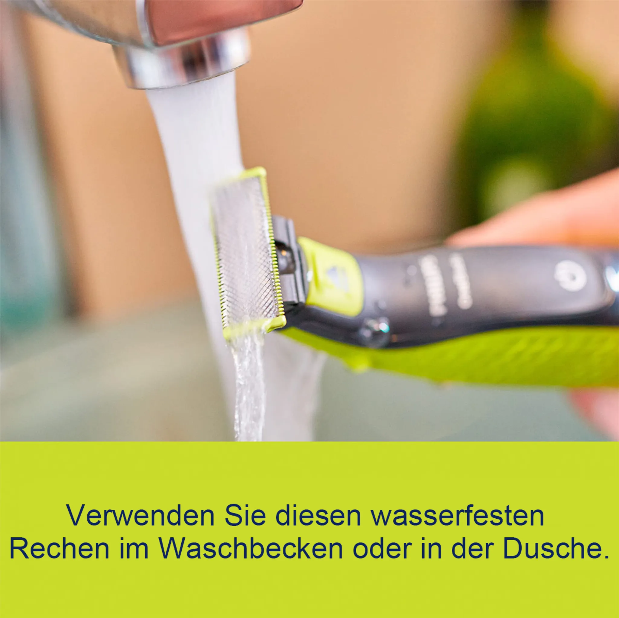 Ein Rasierer befindet sich unter dem Wasserstrahl. Der Rasierer hat eine grün-schwarze Farbe.