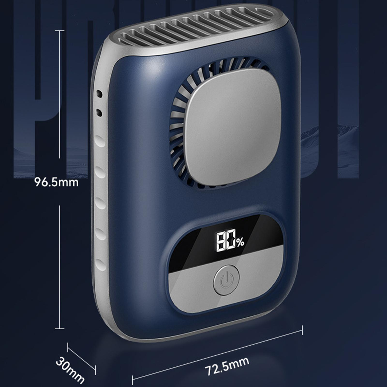 Ein blauer und grauer tragbarer Ventilator. Er hat eine digitale Anzeige mit 80 % Ladung. Abmessungen sind angegeben.