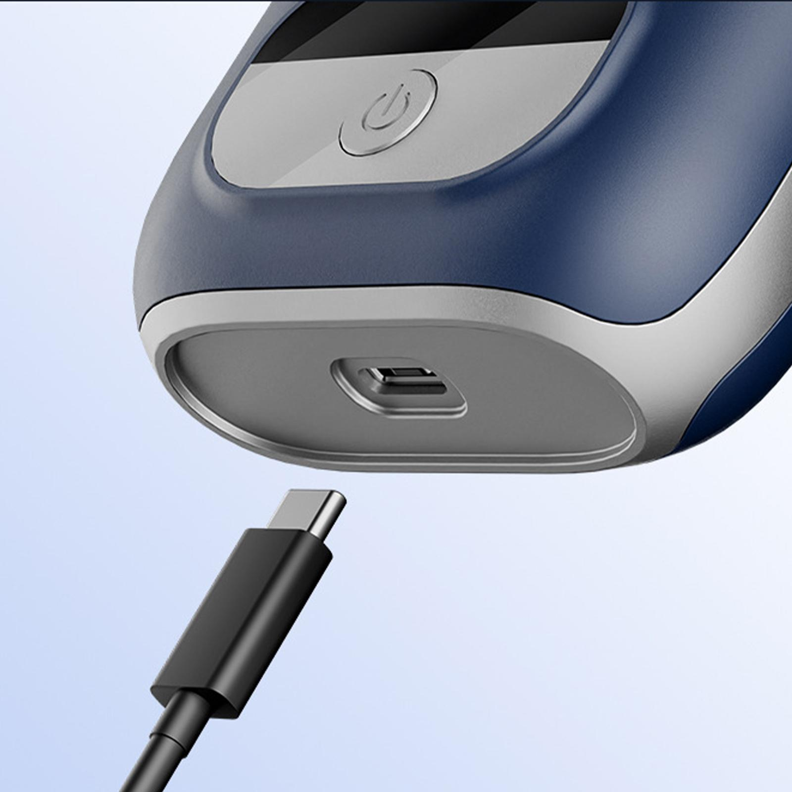 Ein blauer und grauer Rasierer. Ein schwarzes USB-C-Ladekabel ist an den Rasierer angeschlossen.