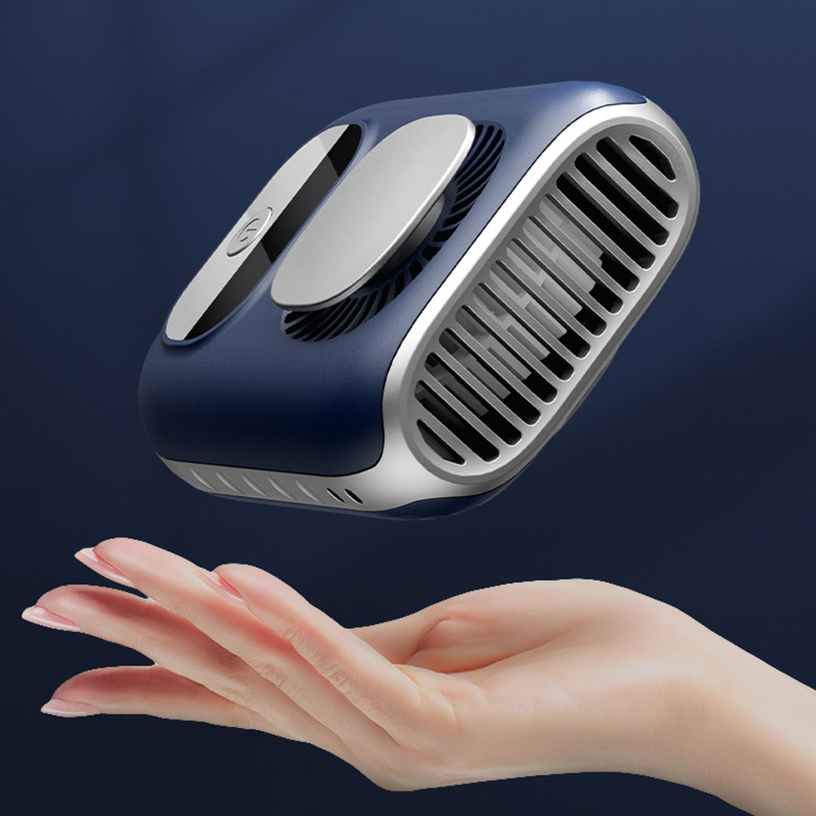 Blauer und grauer tragbarer Ventilator schwebt über einer Hand. Der Ventilator hat eine digitale Anzeige mit 80 % Ladung.