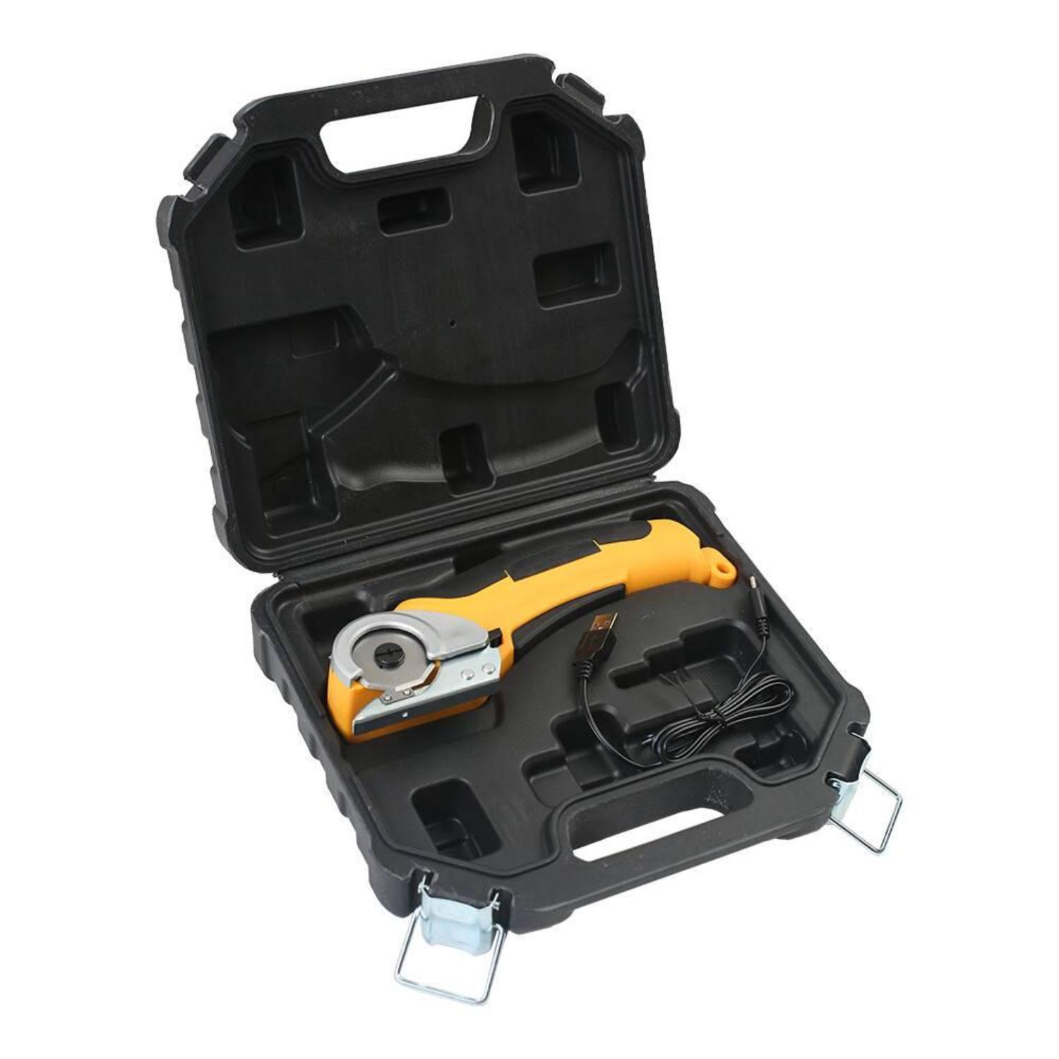Elektrischer Rollschneider in schwarzem Koffer. Gelber Schneider, USB-Kabel. Geöffnete Tasche.