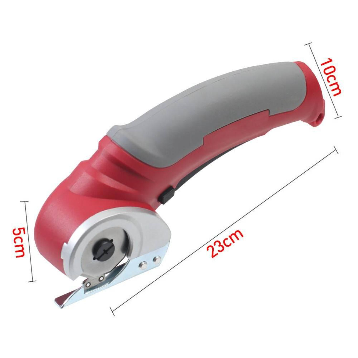 Roter und grauer elektrischer Rollschneider. Abmessungen: 23 cm lang, 10 cm hoch, 5 cm breit.