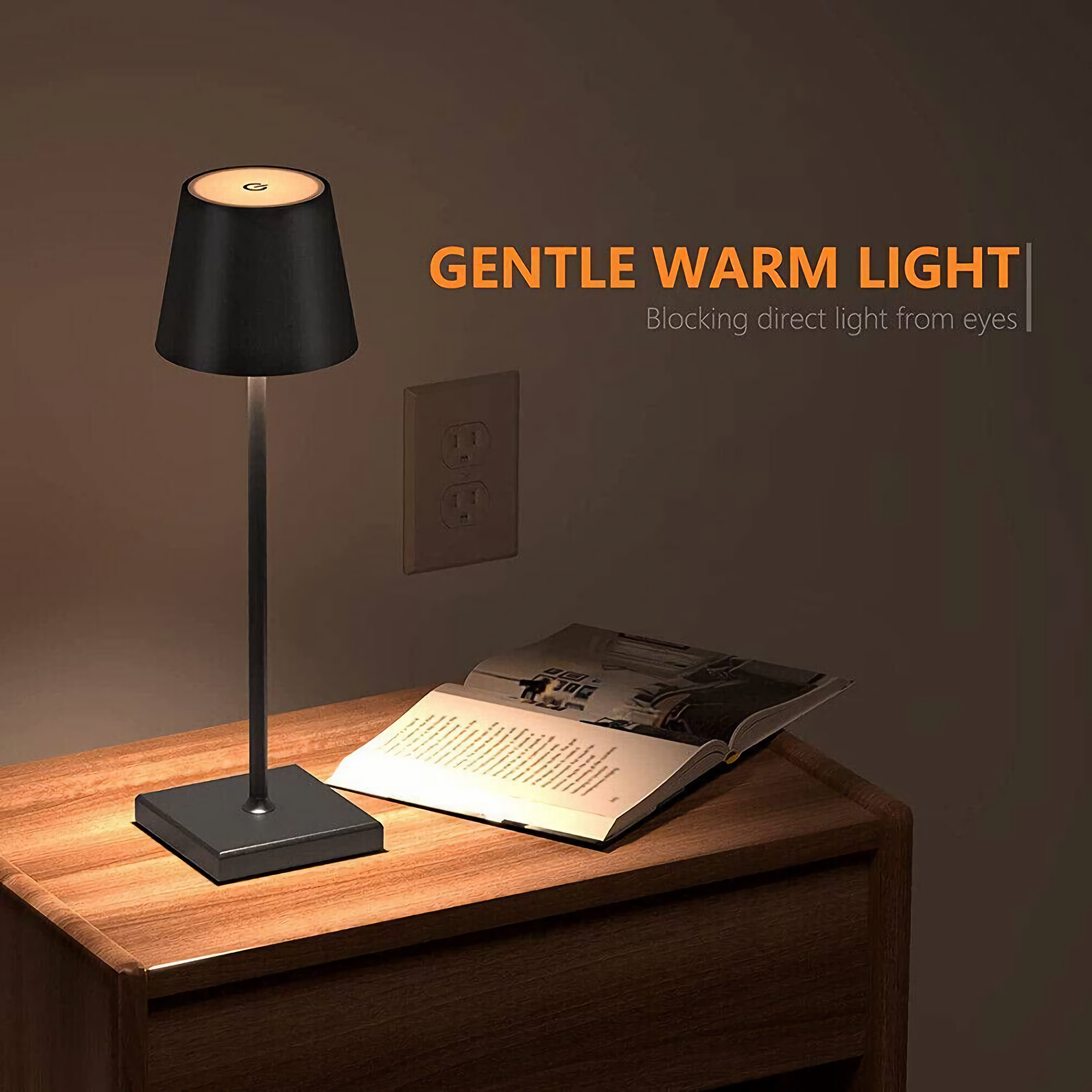 Schwarze Tischlampe auf einem Nachttisch, offenes Buch, Steckdose. Sanftes warmes Licht.