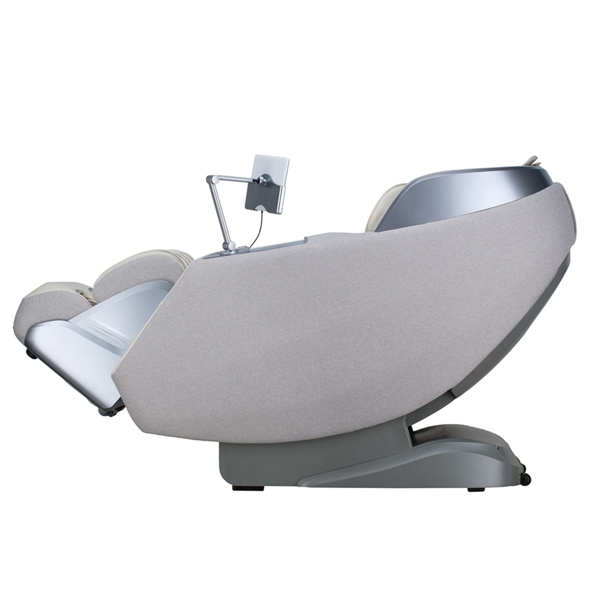 Ein grauer Massagesessel, Seitenansicht. Er hat eine Tablethalterung und eine graue Oberfläche.
