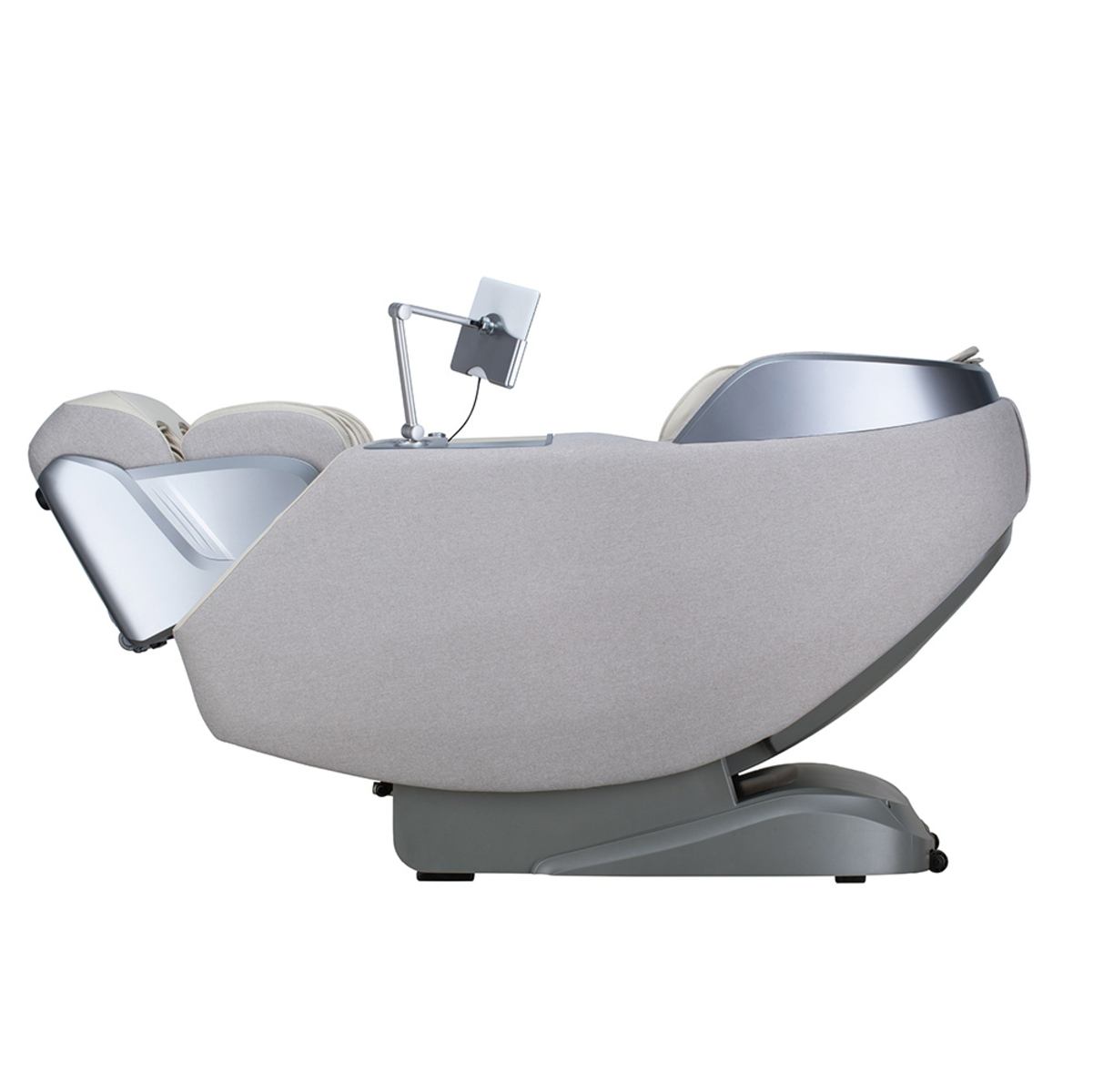 Hellgrauer Massagesessel mit Tablethalterung vor weißem Hintergrund.