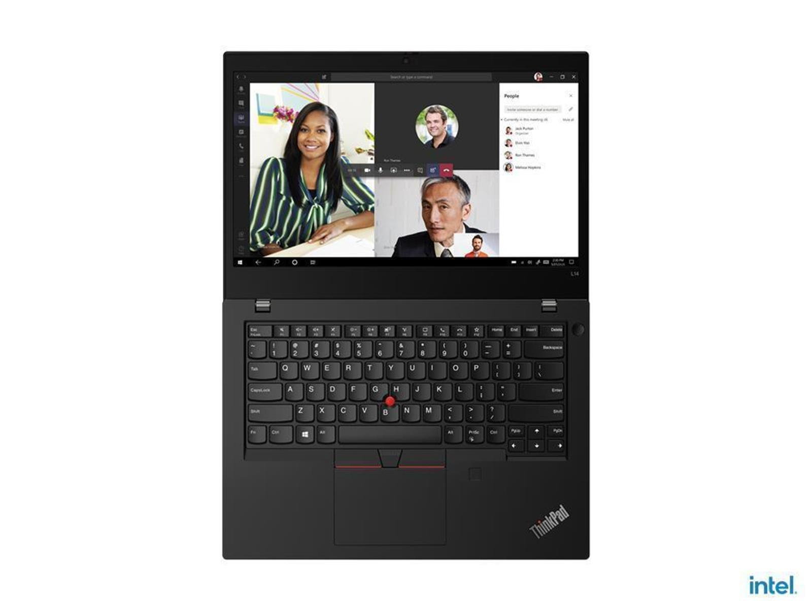 Schwarzer Laptop geöffnet, Videokonferenz mit drei Personen. Intel-Logo unten.