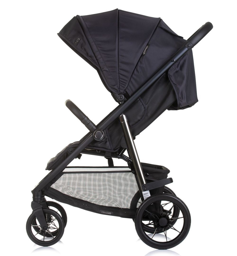 Schwarzer Kinderwagen Seitenansicht, mit offenem Verdeck und Korb. Weißer Hintergrund.