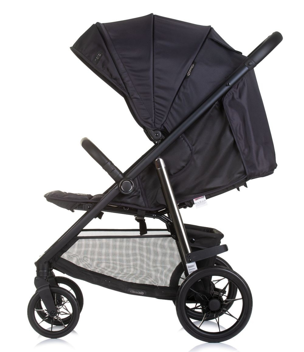 Schwarzer Kinderwagen Seitenansicht. Schwarze Räder und Rahmen. Verdeck ist ausgefahren.