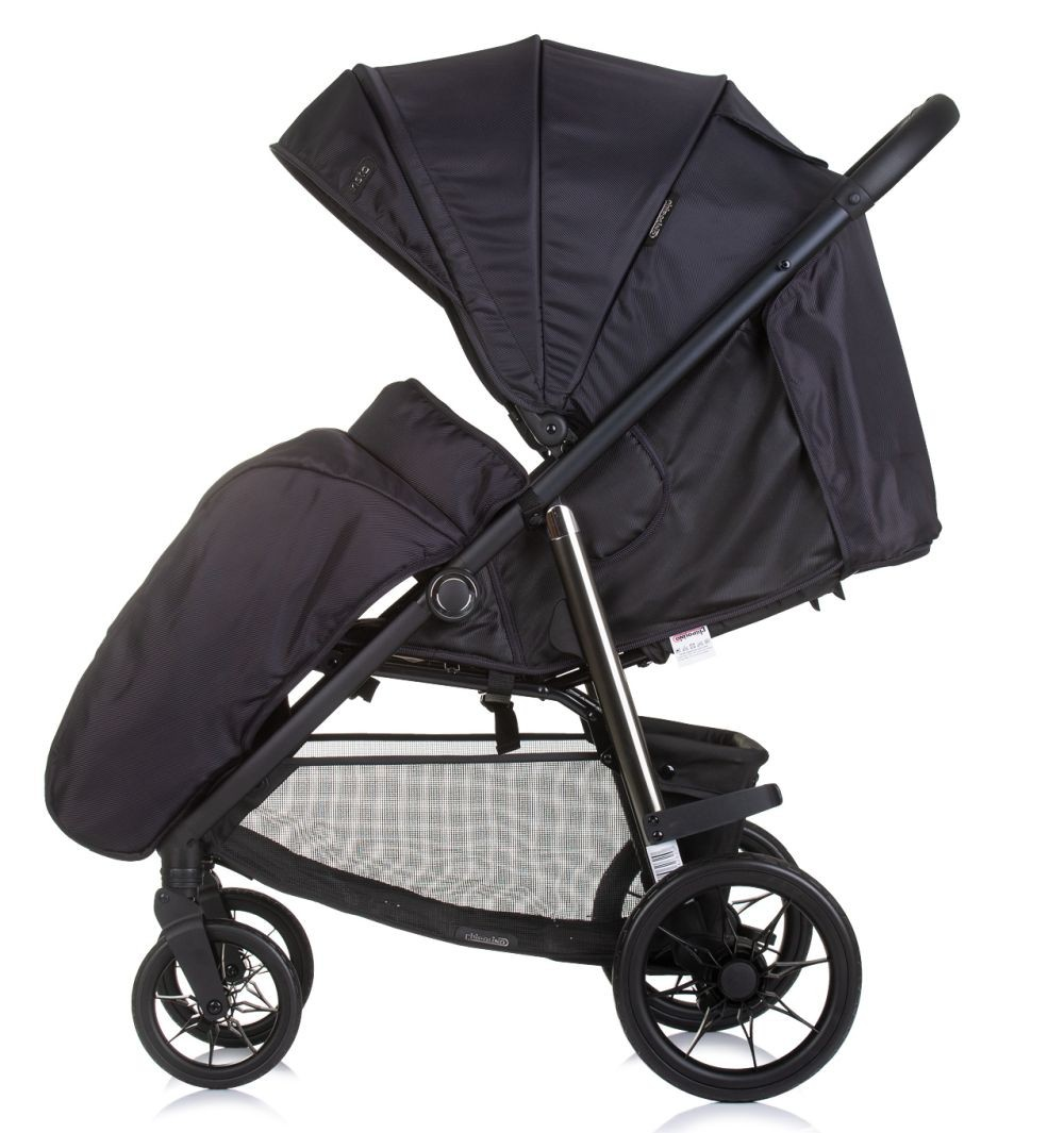 Schwarzer Kinderwagen, Seitenansicht, mit gefalteter Haube, vier Rädern und schwarzem Rahmen.