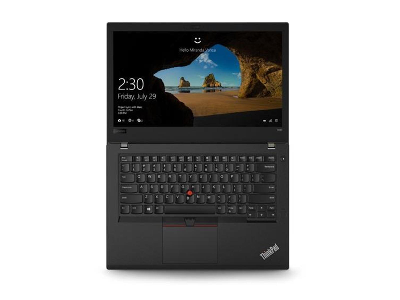 Schwarzer Laptop. Geöffnet, mit einem Bildschirm, der einen Desktop mit Uhr und Strand zeigt.
