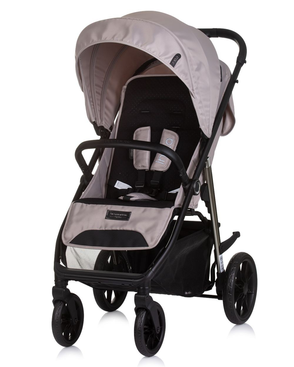 Ein beiger Kinderwagen mit schwarzen Rädern und Rahmen. Er hat einen schwarzen Korb und Verdeck.