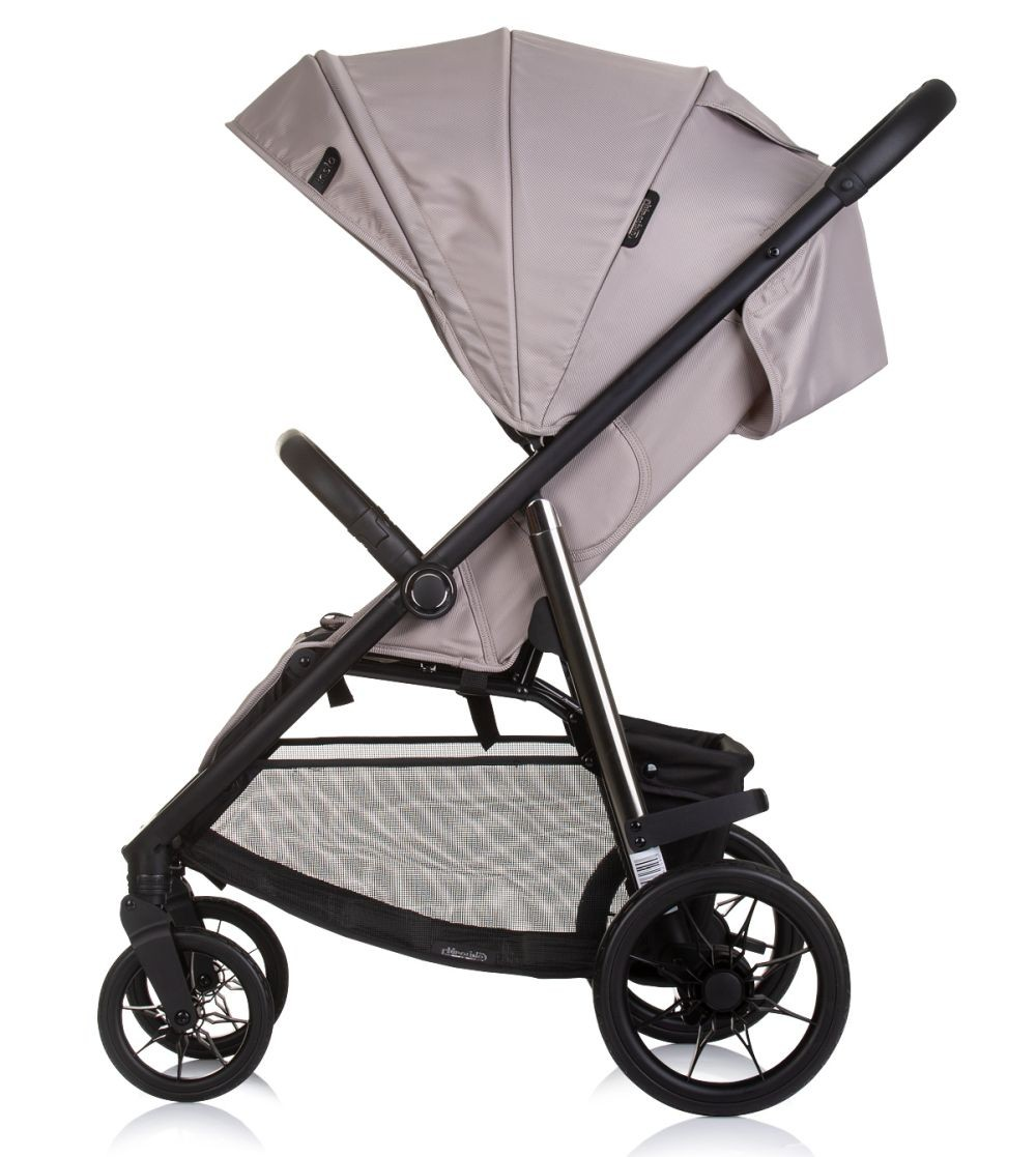 Beiger Kinderwagen. Hat ein Verdeck und einen schwarzen Rahmen mit Rädern. Seitenansicht.