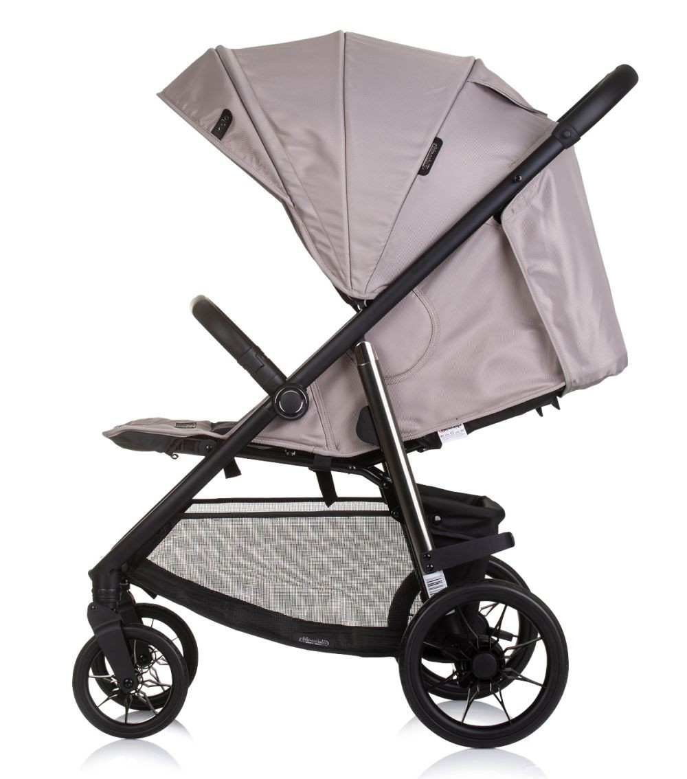 Beiger Kinderwagen. Hat ein Verdeck und einen schwarzen Rahmen mit Rädern. Seitenansicht.