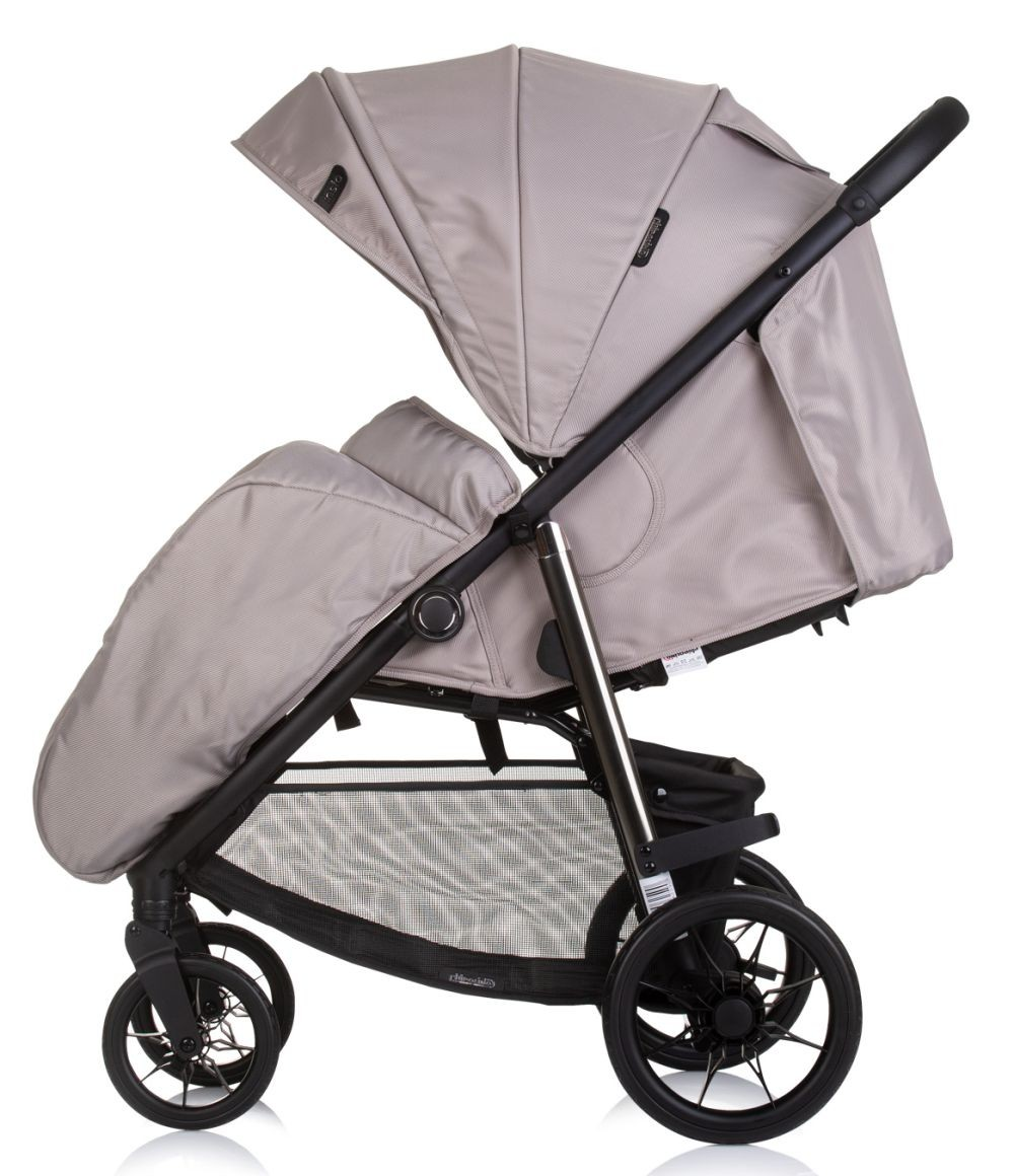 Beige Kinderwagen Seitenansicht. Schwarzer Rahmen und Räder. Das Verdeck ist ausgefahren.