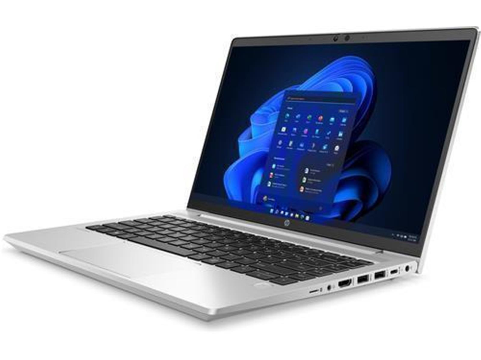 Silberner Laptop, offen, mit Windows-Anzeige, auf weißem Hintergrund.