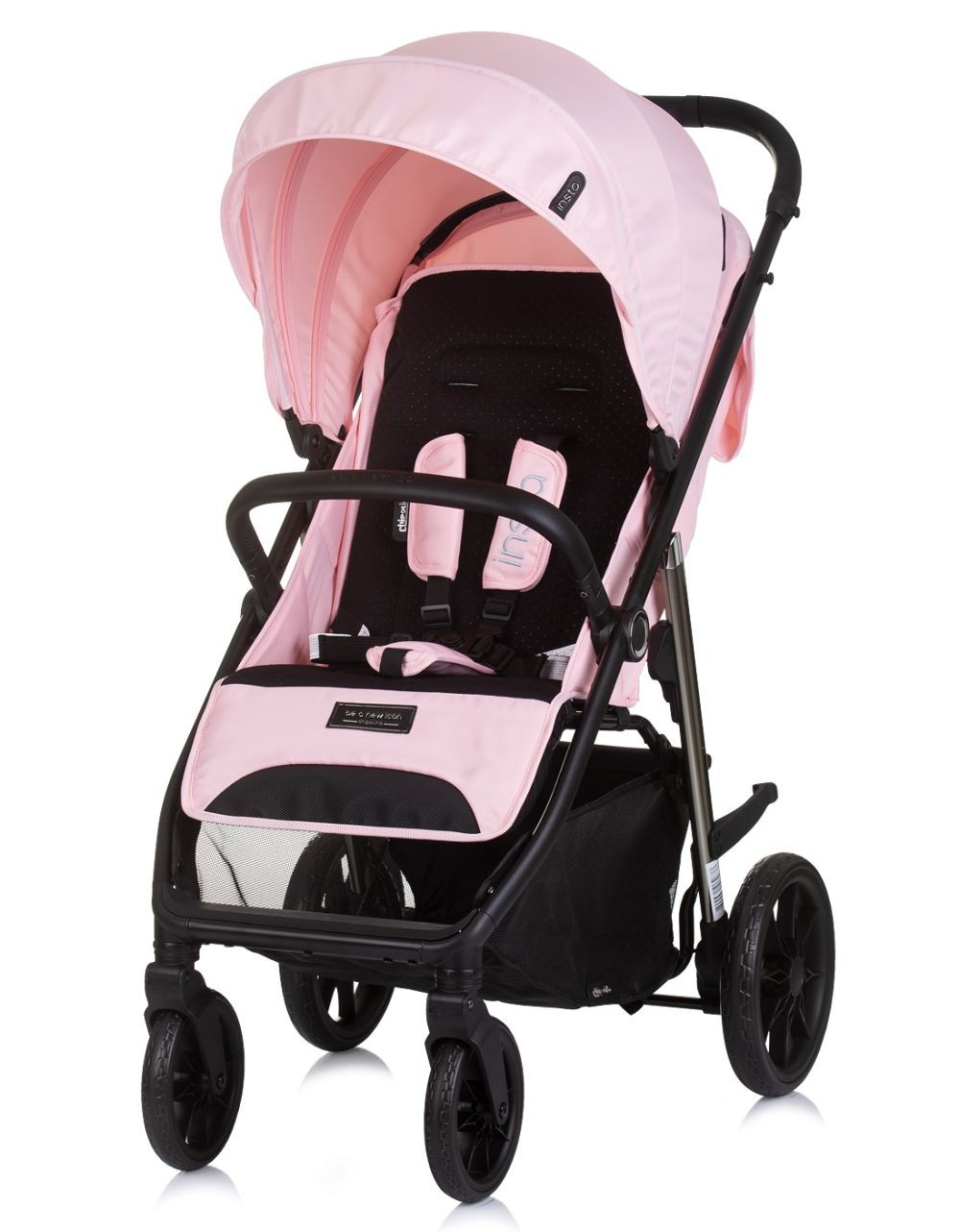 Ein rosa Kinderwagen mit schwarzem Rahmen, Rädern und einem Babysitz. Der Kinderwagen steht vor weißem Hintergrund.
