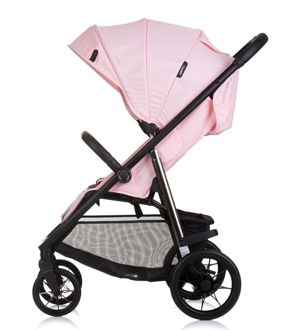 Rosa Kinderwagen, Seitenansicht. Schwarzer Rahmen, silberne Akzente. Weißer Hintergrund.