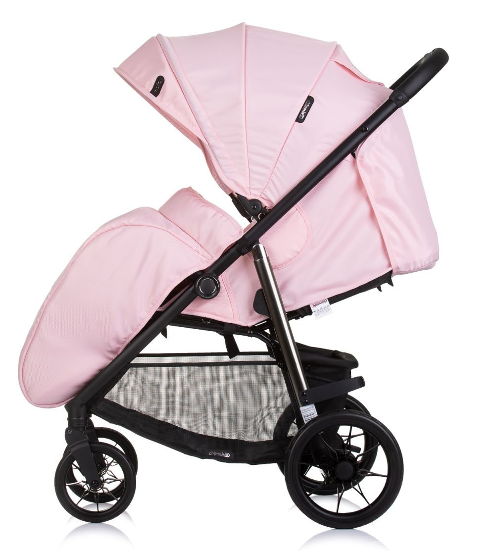 Rosa Kinderwagen auf Weiß. Verdeck hoch, schwarzer Rahmen, große Räder. Seitenansicht.