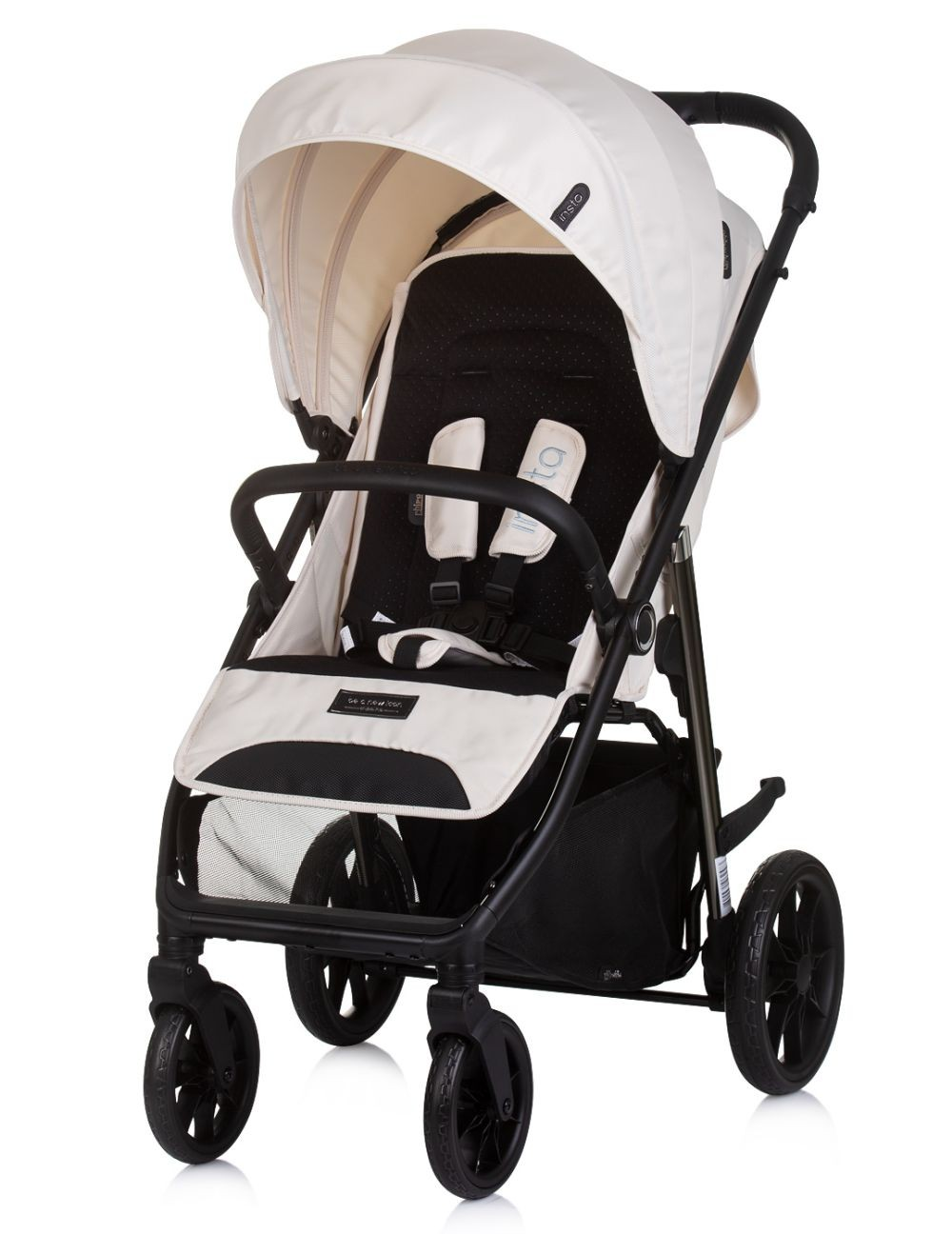 Weißer und schwarzer Kinderwagen. Verdeck oben, schwarzer Rahmen, vier Räder. Vor weißem Hintergrund.