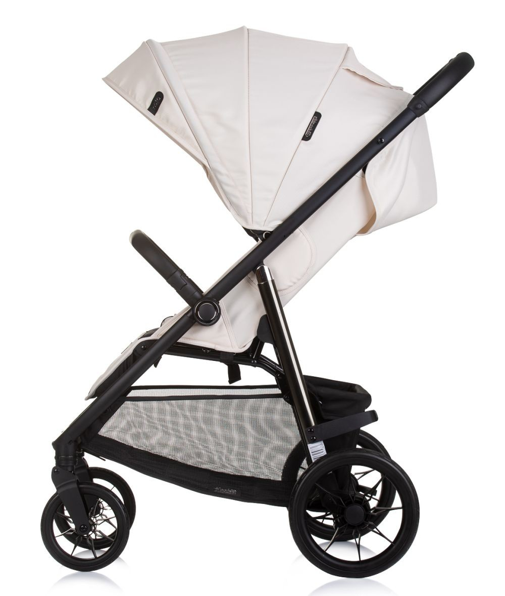 Cremefarbener Kinderwagen, Seitenansicht, mit schwarzem Rahmen und Rädern, auf weißem Grund.