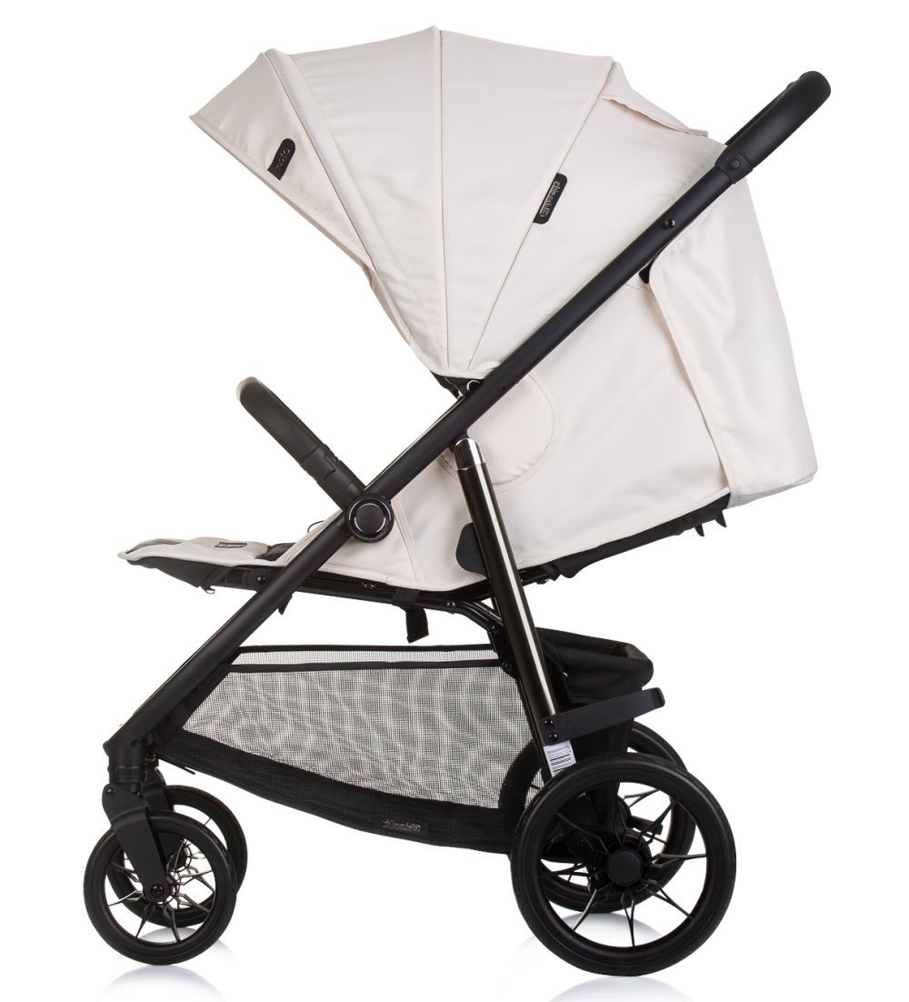 Weißer Kinderwagen mit schwarzem Rahmen, beigem Verdeck und schwarzen Rädern auf weißem Hintergrund.