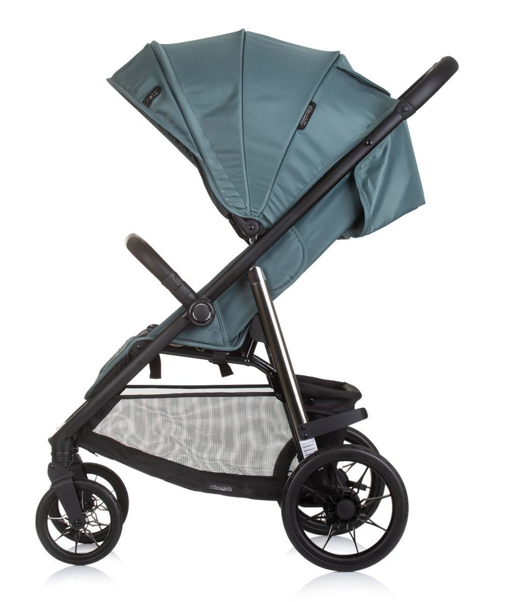 Grüner Kinderwagen, Seitenansicht, mit schwarzem Rahmen und Rädern, auf weißem Hintergrund.