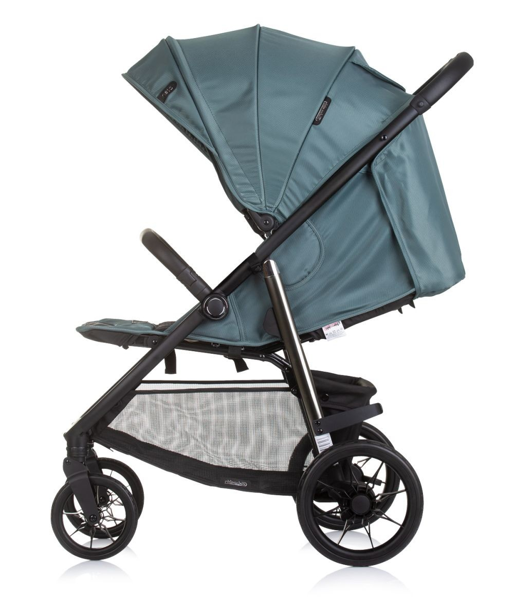 Ein türkisfarbener Kinderwagen auf weißem Hintergrund. Er hat einen schwarzen Rahmen und Räder, das Verdeck ist oben.