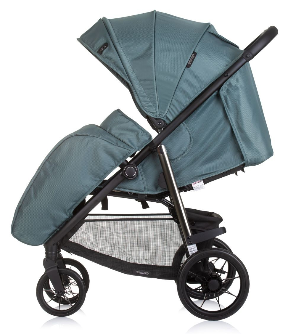 Grüner Kinderwagen, Seitenansicht, mit zwei Sitzen, schwarzem Rahmen und Rädern, auf Weiß.