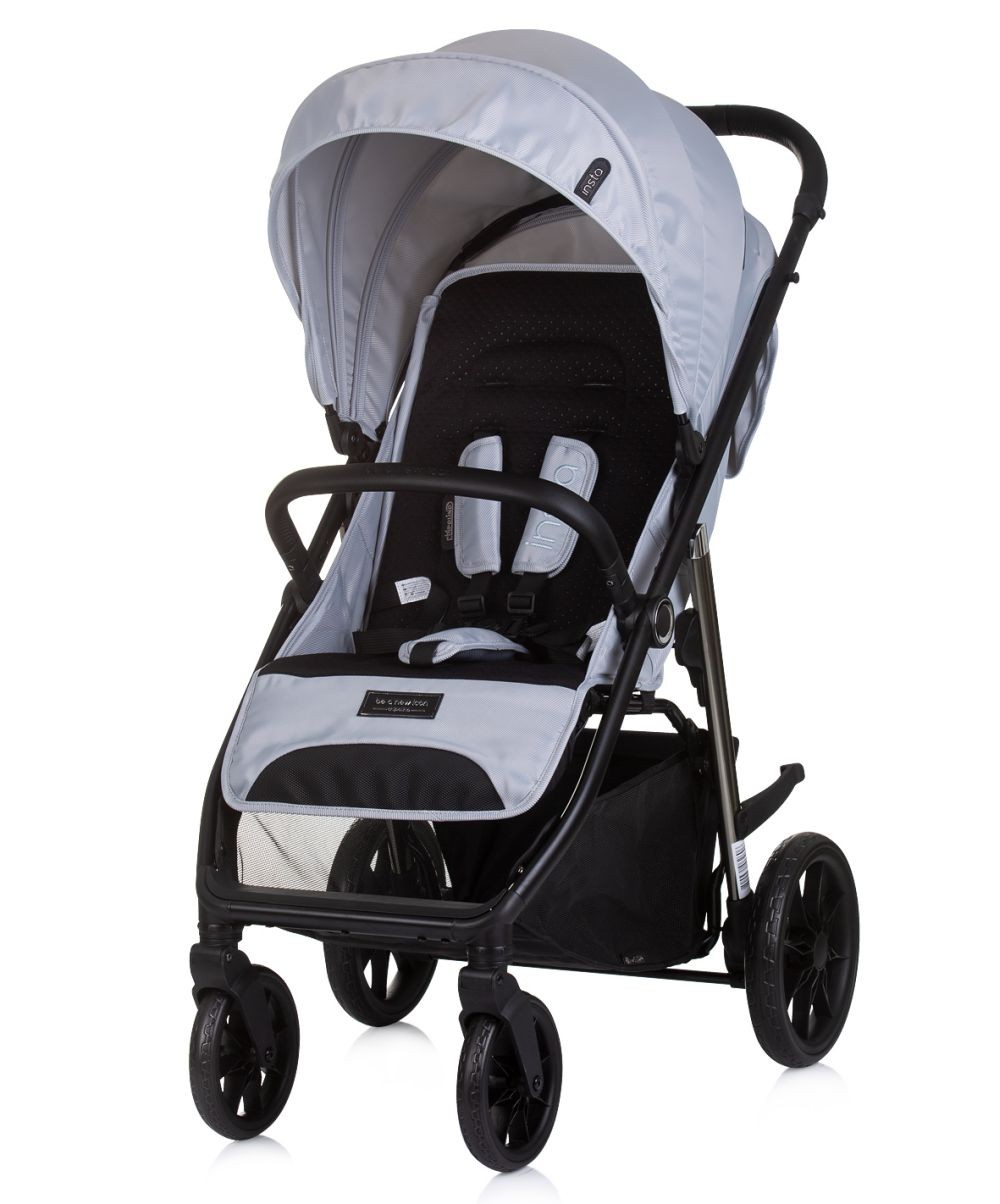 Grauer Kinderwagen, Frontansicht, schwarzer Rahmen und Räder, schwarzer Sitz und Korb, weiß.