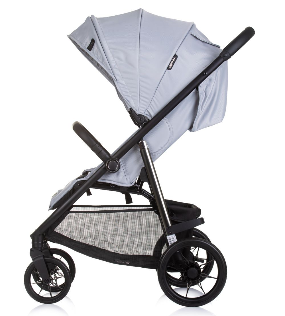 Grauer Kinderwagen mit schwarzem Rahmen, Seitenansicht, auf weißem Hintergrund. Das Verdeck ist offen.