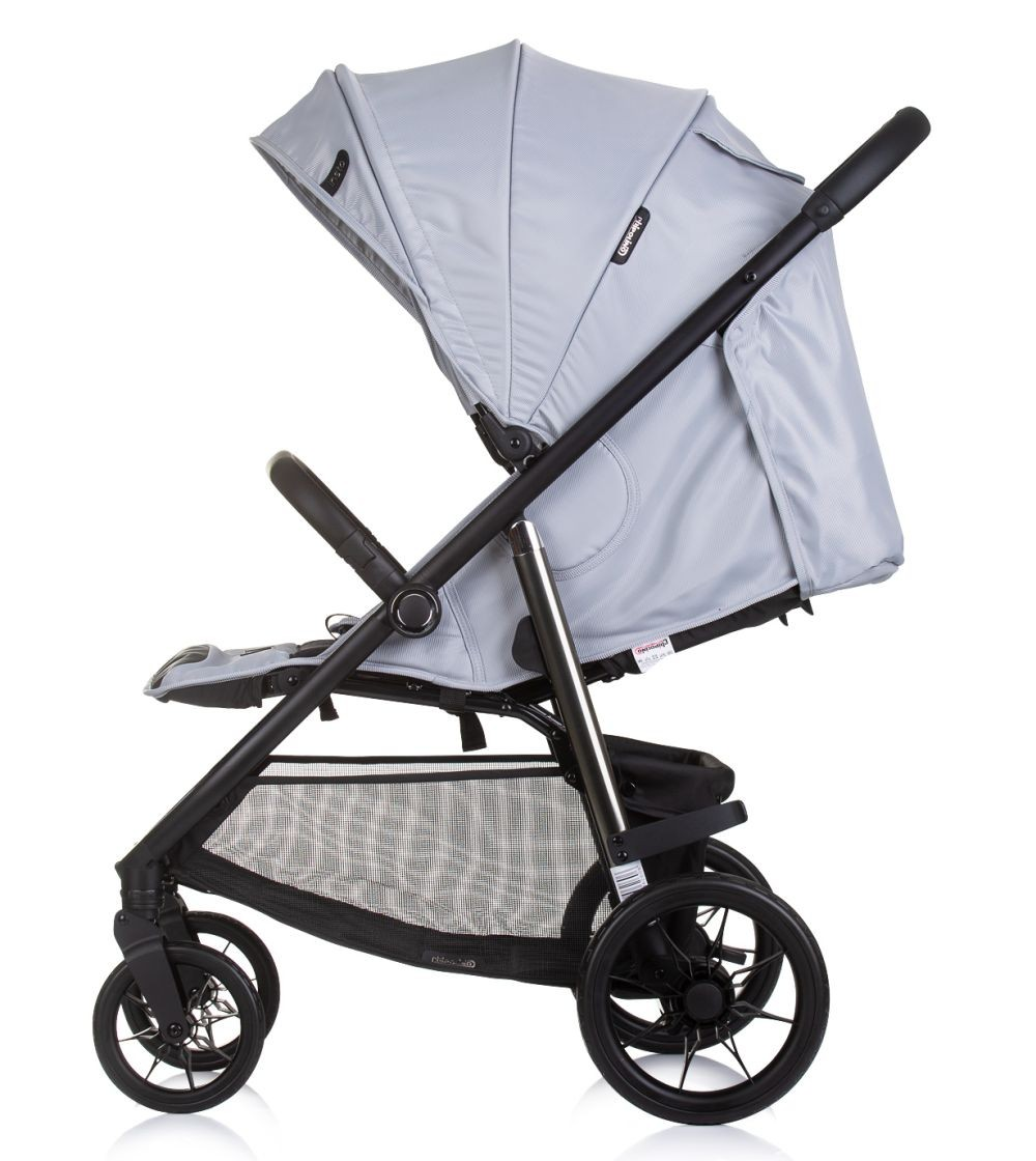 Grauer Kinderwagen, Seitenansicht, schwarzer Rahmen und Räder, auf weißem Hintergrund.