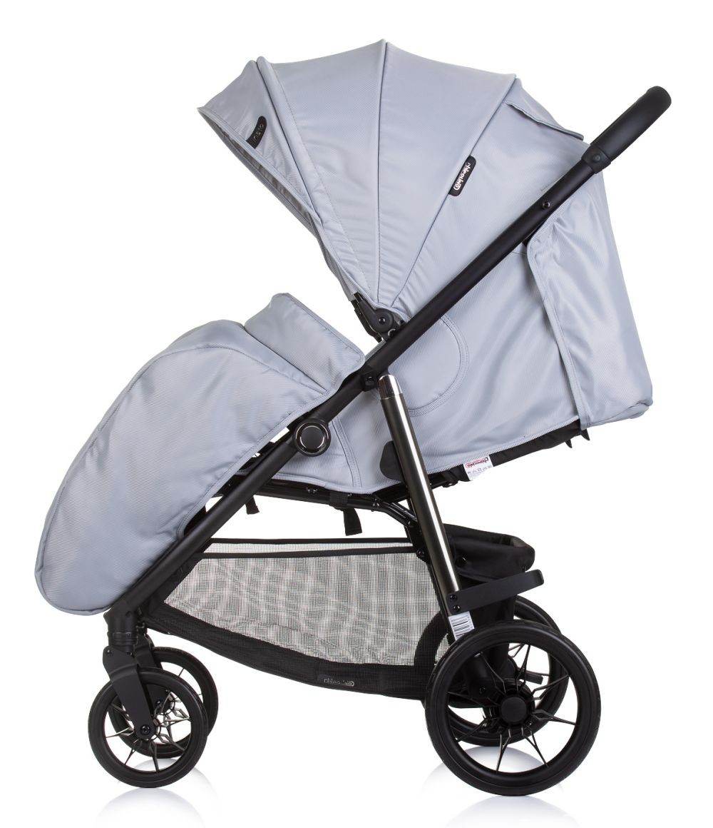 Grauer Kinderwagen, Seitenansicht, mit zwei Sitzen, schwarzem Rahmen und Rädern, auf Weiß.