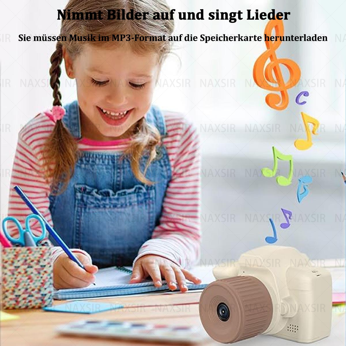 Una ragazza che disegna, una fotocamera giocattolo e note musicali che fluttuano. La fotocamera è beige.