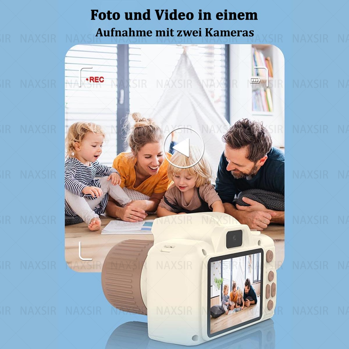 Famiglia di quattro persone che guardano uno schermo su una fotocamera giocattolo beige. Icona Rec sullo schermo.