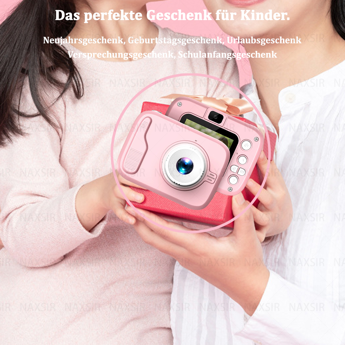 Donna tiene fotocamera rosa in confezione regalo. Testo: 'Il regalo perfetto per i bambini'.