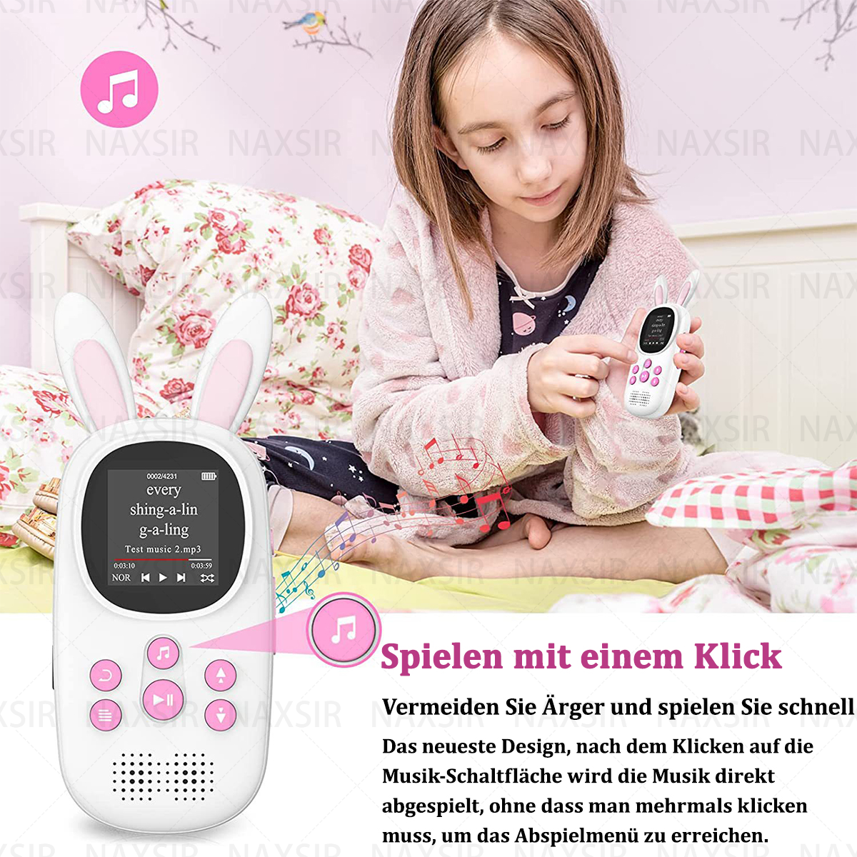 Una ragazza in accappatoio rosa gioca con un lettore MP3 bianco a forma di orecchie da coniglio sul letto.