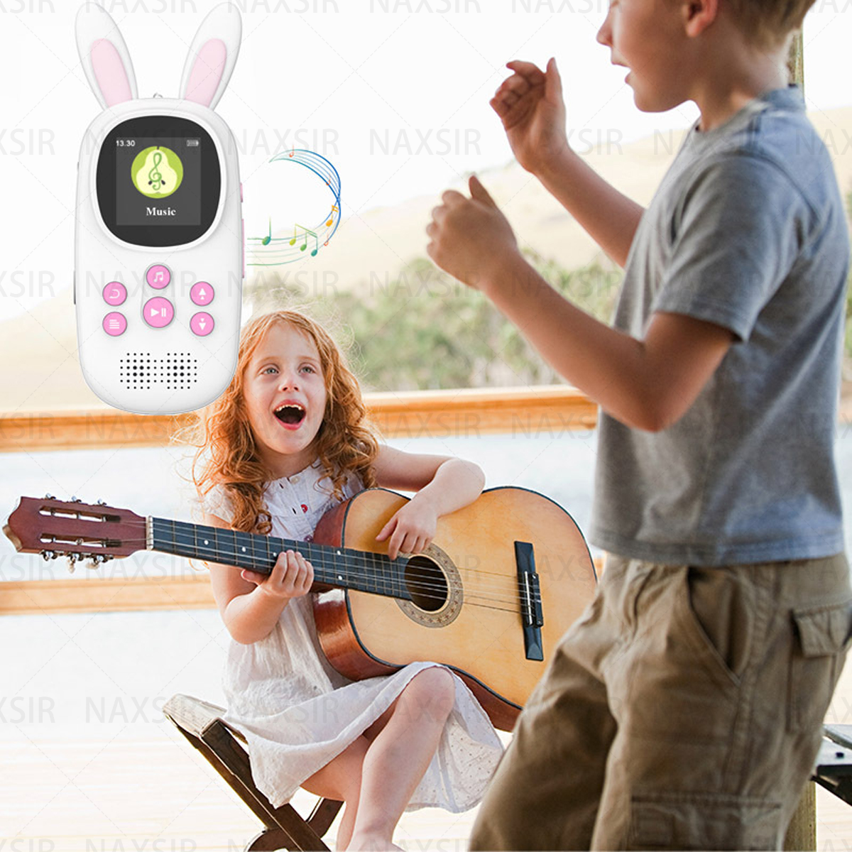 Una ragazza suona la chitarra mentre un ragazzo gesticola e un lettore MP3 con orecchie da coniglio suona musica.