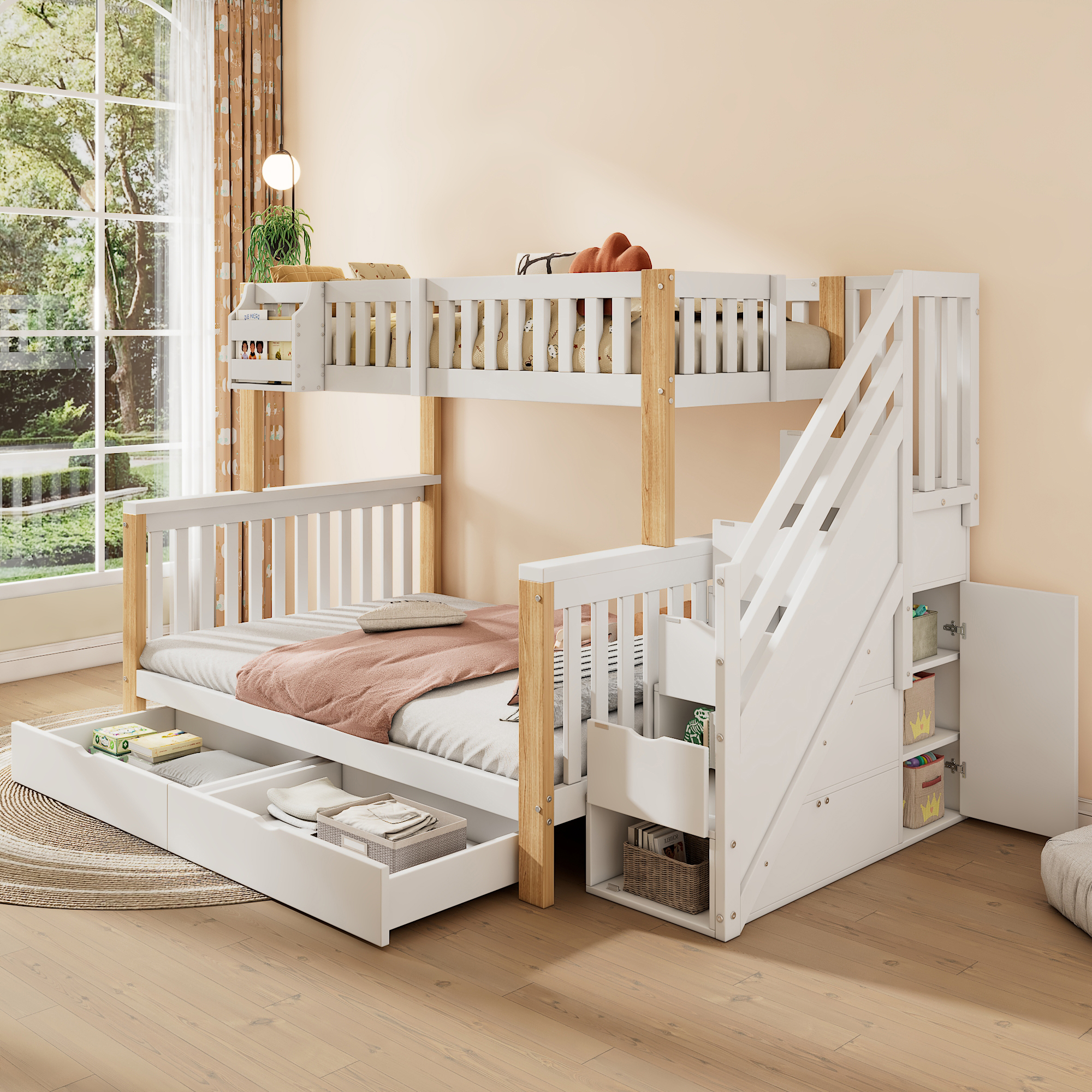 Ein weißes Etagenbett mit Treppe. Dahinter befinden sich ein Fenster, ein Teppich und einige Schubladen.