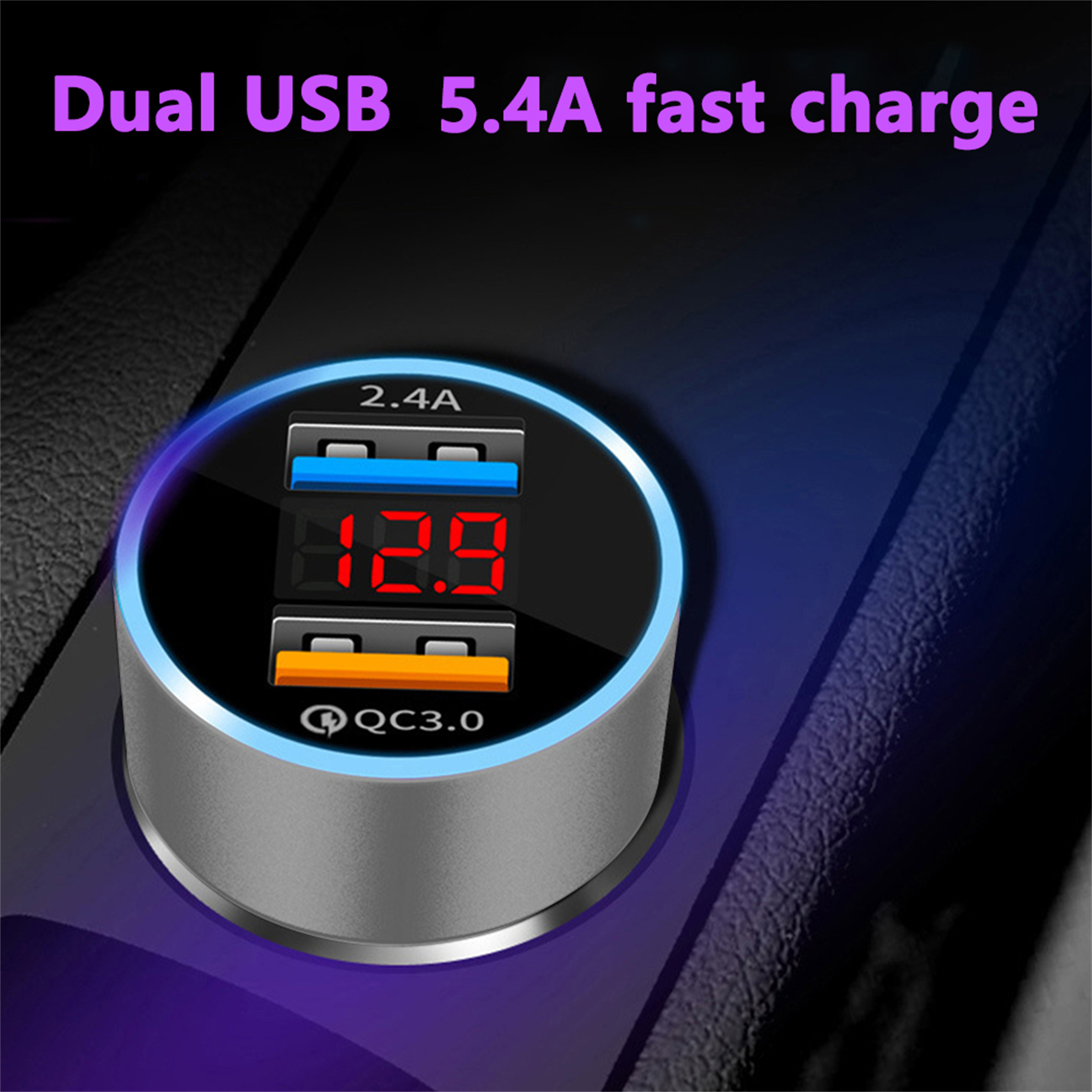 Autoladegerät mit zwei USB-Anschlüssen und digitaler Anzeige, die die Spannung anzeigt.
