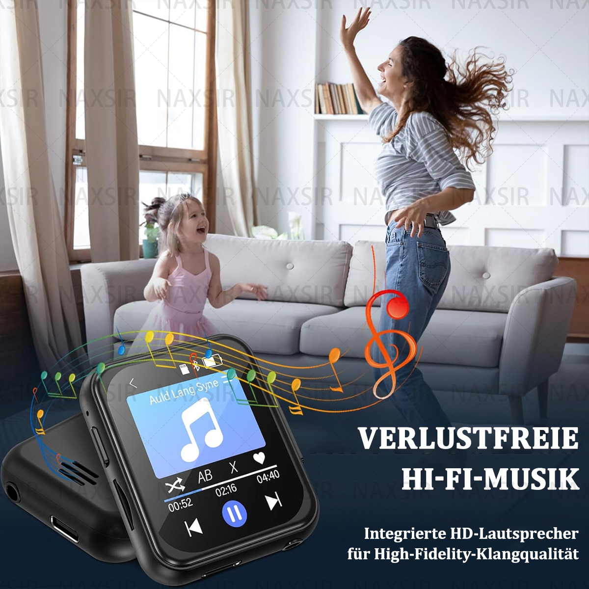 Una donna e un bambino ballano vicino a un lettore MP3 nero. Il lettore mostra i controlli musicali.