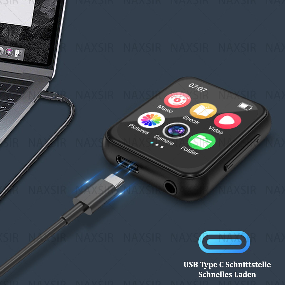 Lettore MP3 nero collegato a laptop con cavo USB-C. Mostra simbolo USB-C e indicatore di carica.