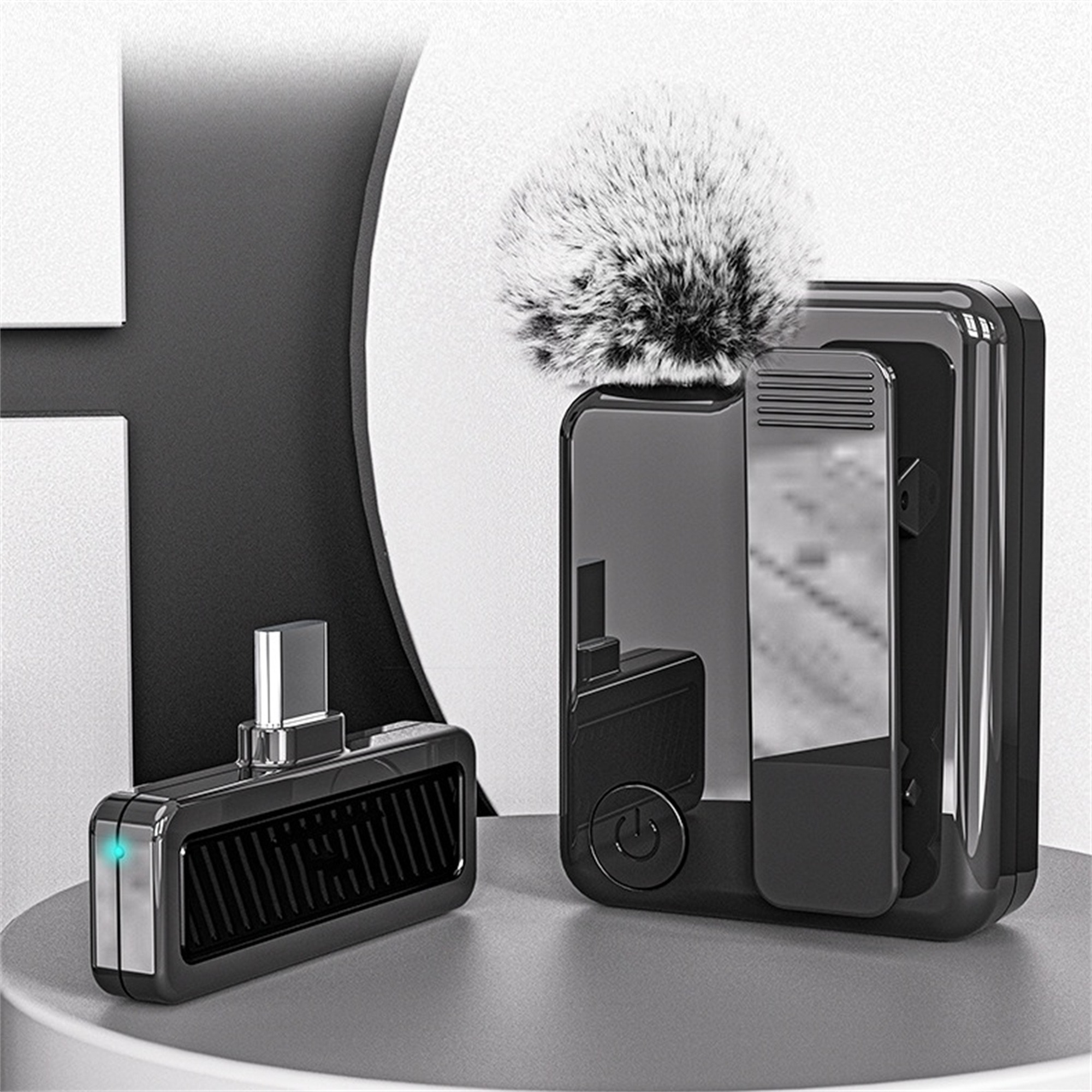 Schwarzes drahtloses Mikrofon und Empfänger. Der Empfänger hat einen USB-C-Anschluss und ein flauschiges Mikrofon.