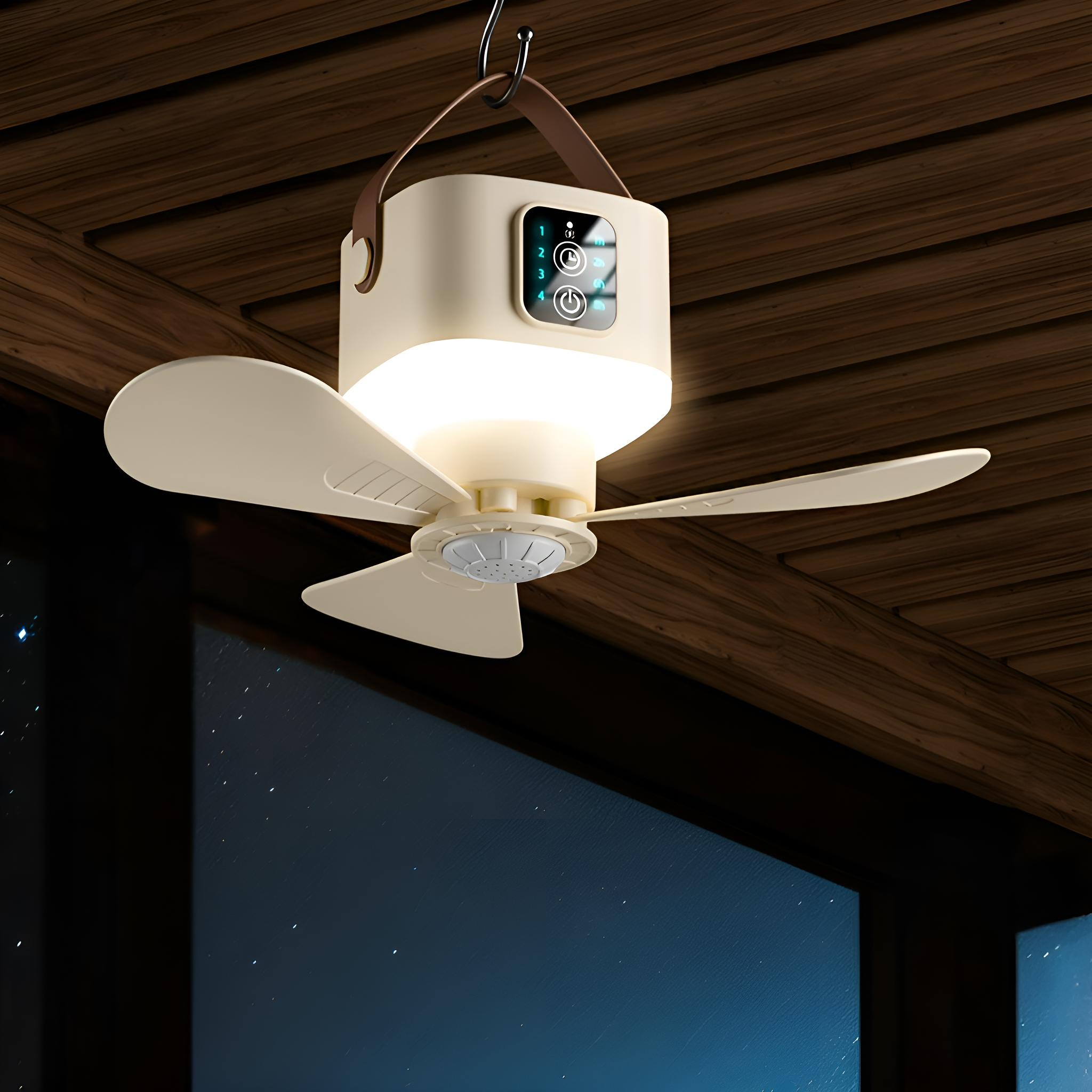 Deckenventilator mit Licht und Lederriemen, hängt nachts im Freien.