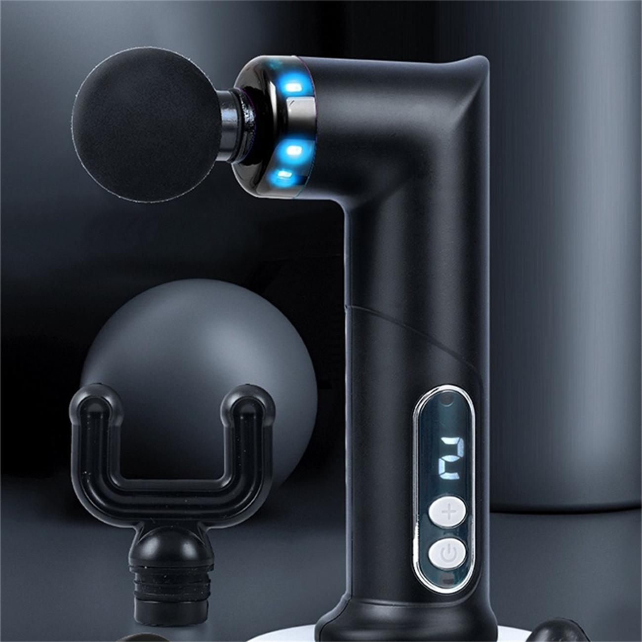 Eine schwarze Massagepistole mit Aufsätzen und Digitalanzeige, auf dunklem Hintergrund.